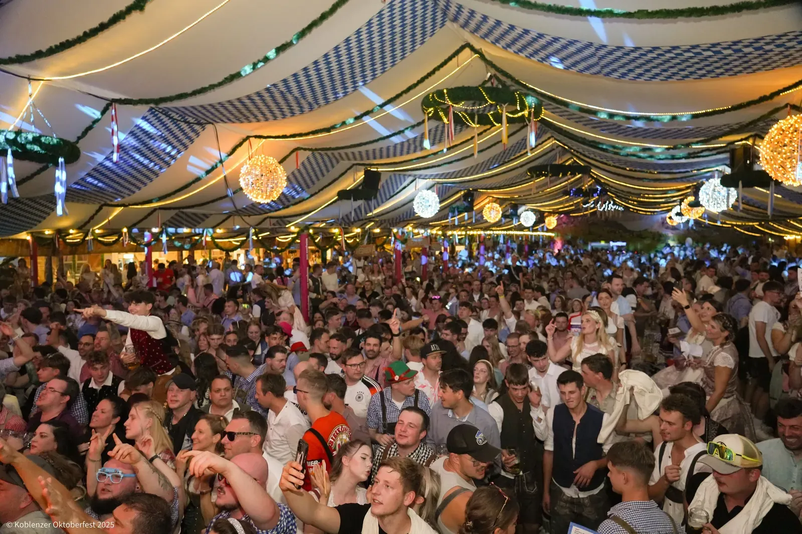 Volles Festzelt beim Koblenzer Oktoberfest